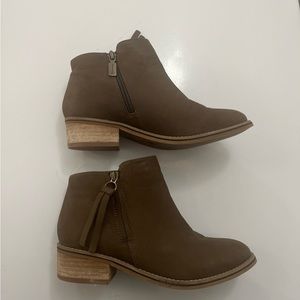 Blondo by Naturalizer - Linda Taupe Waterproof Boot | Size: W8